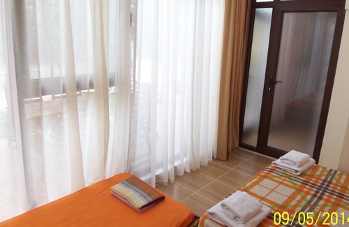 Urkmez Apartment | Cozy Apart3 in Seferihisar: Garden Oasis Near the Sea