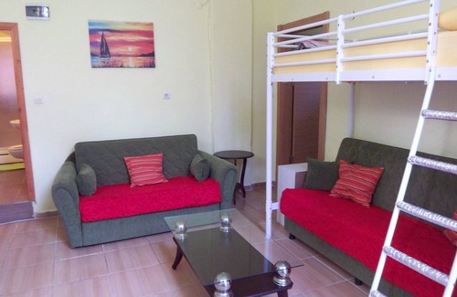 Urkmez Apartment | Cozy Apart3 in Seferihisar: Garden Oasis Near the Sea