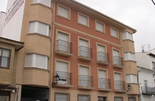 Ocana Apartment | Welcoming Apartahotel Los Hermanos: Pet-Friendly Retreat