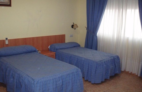 Ocana Apartment | Welcoming Apartahotel Los Hermanos: Pet-Friendly Retreat
