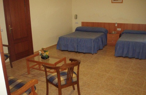 Ocana Apartment | Welcoming Apartahotel Los Hermanos: Pet-Friendly Retreat