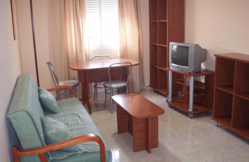 Ocana Apartment | Welcoming Apartahotel Los Hermanos: Pet-Friendly Retreat