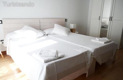 San Vicente de la Barquera Apartment | Modern Apartamento Llerandi 1B - Central Location & Family-Friendly