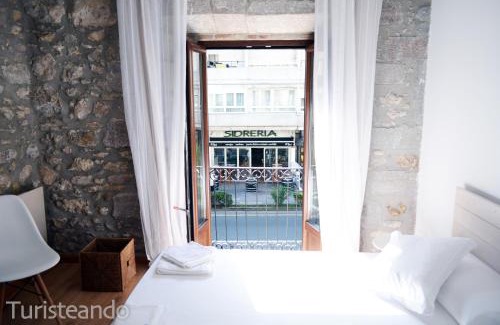 San Vicente de la Barquera Apartment | Modern Apartamento Llerandi 1B - Central Location & Family-Friendly