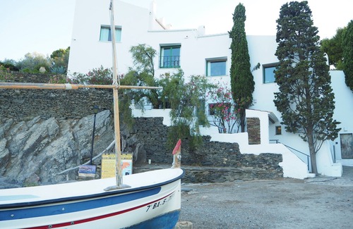 L'Estartit Apartment | Stylish Renovated Apartment, Steps from the Beach