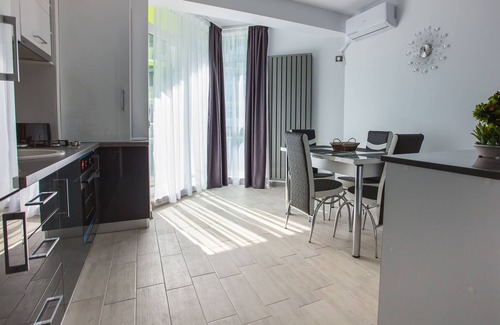 Mamaia-Sat Apartment | Relaxing Retreat at Apartament Alezzi Black&White 1