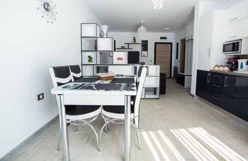 Mamaia-Sat Apartment | Relax at Alezzi Black&White: Pool and Breakfast Included