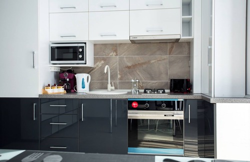 Mamaia-Sat Apartment | Relax at Alezzi Black&White: Pool and Breakfast Included
