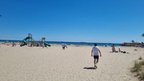 El Grao de Castellon Apartment | Beachfront Retreat at Apartament Carrer I'IIIa with Ocean Views
