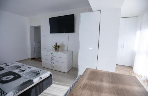 Tirgu Jiu Apartment | Central Apartment: 10/10 Rated with Hot Tub & Child Friendly