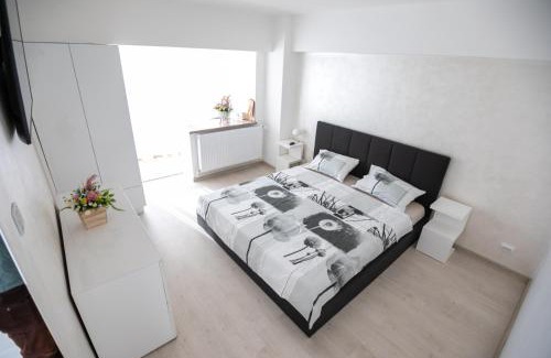 Tirgu Jiu Apartment | Central Apartment: 10/10 Rated with Hot Tub & Child Friendly