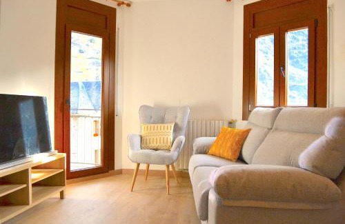 Esterri D'Aneu Apartment | Comfortable Apartment with Views in Central RURAL D'ÀNEU