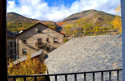 Esterri D'Aneu Apartment | Comfortable Apartment with Views in Central RURAL D'ÀNEU