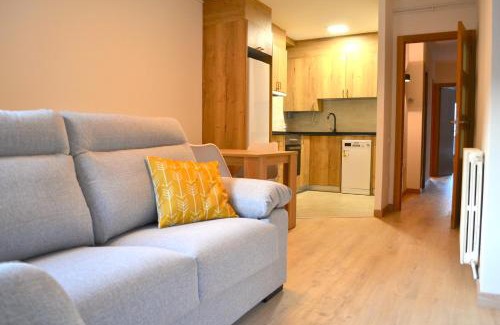 Esterri D'Aneu Apartment | Comfortable Apartment with Views in Central RURAL D'ÀNEU