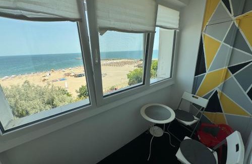 Constanta Apartment | Cozy Oceanfront Apartment in Constanta with Private Beach