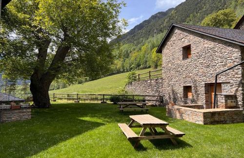 Areu Apartment | Explore Vall Ferrera: Pet-Friendly Comfort Awaits You