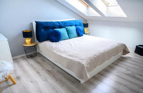 Tychy Apartment | EcoPure Tychy: Family-Friendly Retreat with Ocean Views