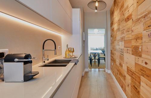 Old Town Apartment | Contemporary 2-Bed Flat in Town Centre with Breakfast