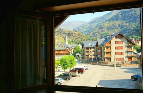 Esterri D'Aneu Apartment | Family-Friendly Esterri Apartment with Wifi and Pet Access
