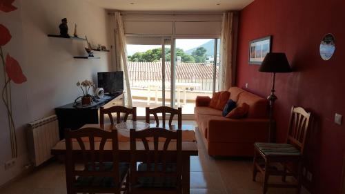 Llanca Apartment | Engaging Oceanfront Stay at Apartament Enginy Llançà