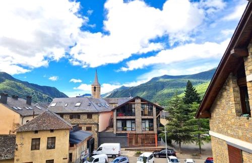 Esterri D'Aneu Apartment | Family Apartment with Scenic Views by RURAL D'ÀNEU