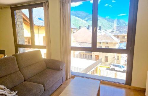 Esterri D'Aneu Apartment | Family Apartment with Scenic Views by RURAL D'ÀNEU
