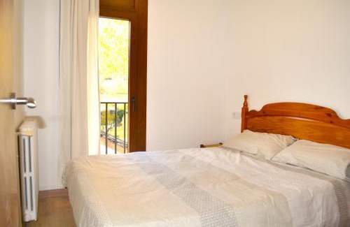 Esterri D'Aneu Apartment | Family Apartment with Scenic Views in Central Àneu