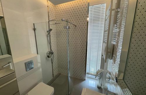 Lukecin Apartment | Oceanfront Paradise: Guest Rated 9.8 with Pool Access