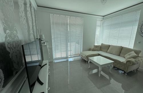 Lukecin Apartment | Oceanfront Paradise: Guest Rated 9.8 with Pool Access