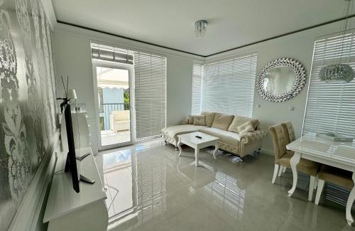 Lukecin Apartment | Oceanfront Paradise: Guest Rated 9.8 with Pool Access
