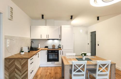 Duszniki Zdroj Apartment | Guest Rated 9.8: Family-Friendly Apartament Green Forest