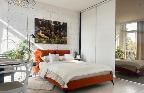 Srodmiescie Apartment | Elegant I LOVE PIOTRKOWSKA Apartment with Balcony & AC