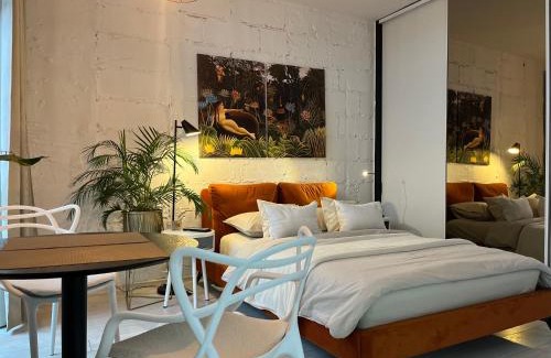 Srodmiescie Apartment | Elegant I LOVE PIOTRKOWSKA Apartment with Balcony & AC
