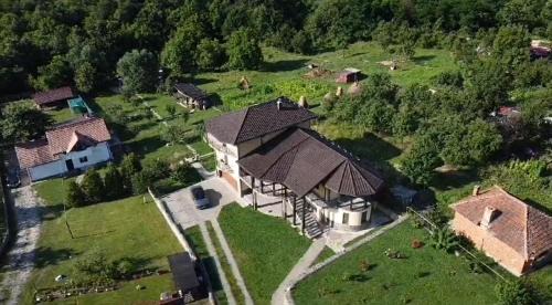 Curtea De Arges Apartment | Top-Rated Apartment La Vilă: Pet Friendly & Family Ready