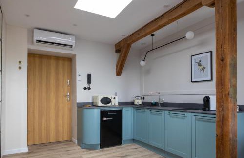 Srodmiescie Apartment | Top-Rated Latarnik Apartment with Kitchen Amenities