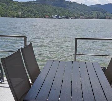 Orsova Apartment | Oceanfront Retreat: Apartament Laura with Private Beach