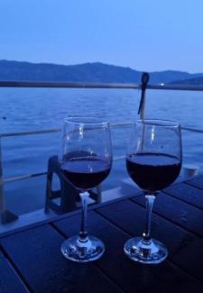 Orsova Apartment | Oceanfront Retreat: Apartament Laura with Private Beach