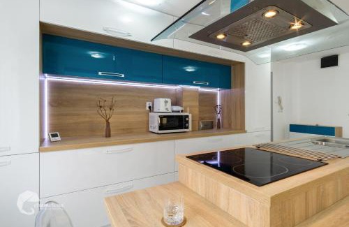 Onesti Apartment | Elegant Apartment in Onești with Hot Tub & Breakfast