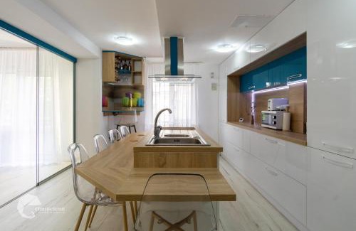 Onesti Apartment | Elegant Apartment in Onești with Hot Tub & Breakfast