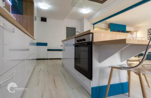 Onesti Apartment | Elegant Apartment in Onești with Hot Tub & Breakfast