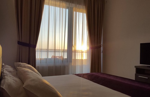 Constanta Apartment | Oceanfront Retreat at Apartament Mamaia Nord Sunray