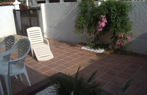 L'Escala Apartment | Oceanfront Stay at Apartament Neàpolis 2 with Pool Access