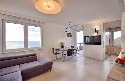 Miedzyzdroje Apartment | Oceanfront Perłowy SeaView Apartment with Pool & Family Fun