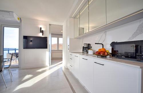 Miedzyzdroje Apartment | Oceanfront Perłowy SeaView Apartment with Pool & Family Fun
