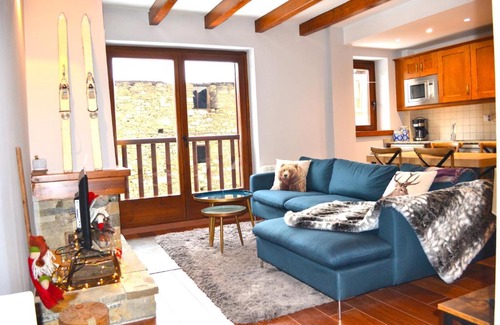 Alt Aneu Apartment | Rustic Apartment with Fireplace - Family Friendly Getaway