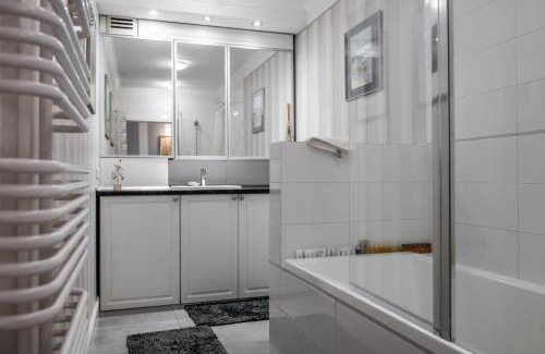 Gliwice Apartment | Family-Friendly Apartament Szafirowy with 9.5/10 Guest Rating