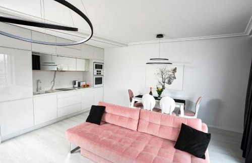 Old Town Apartment | Discover a Poolside Retreat with Motława Views