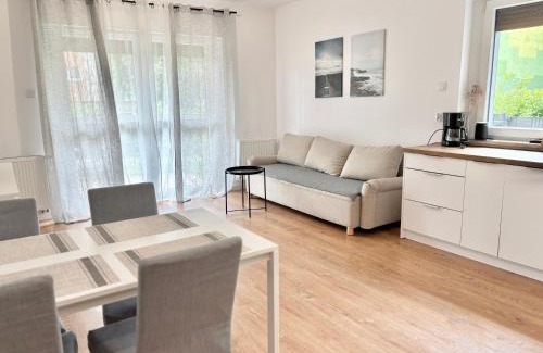 Brzezno Apartment | Family-Friendly Retreat: Apartament z ogródkiem Brzeźno