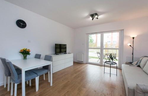 Brzezno Apartment | Family-Friendly Retreat: Apartament z ogródkiem Brzeźno