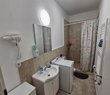 Baile Unu Mai Apartment | Discover Serene Apartments: Family-Friendly Retreat with High Ratings
